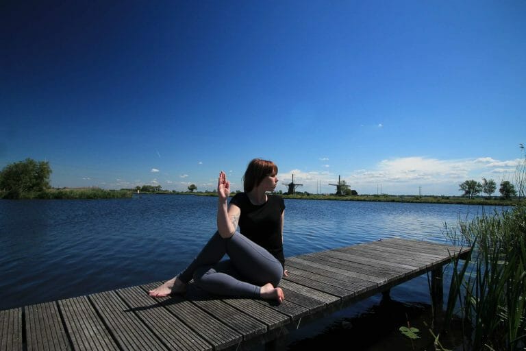 Yogahouding de strik in torsie - Vedana Yoga